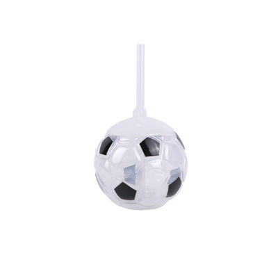 Kunststoffbecher in Fußballform mit Stroh-Tee